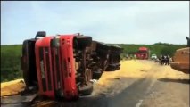 Caminhão tomba, é desvirado e cai em ribanceira em seguida