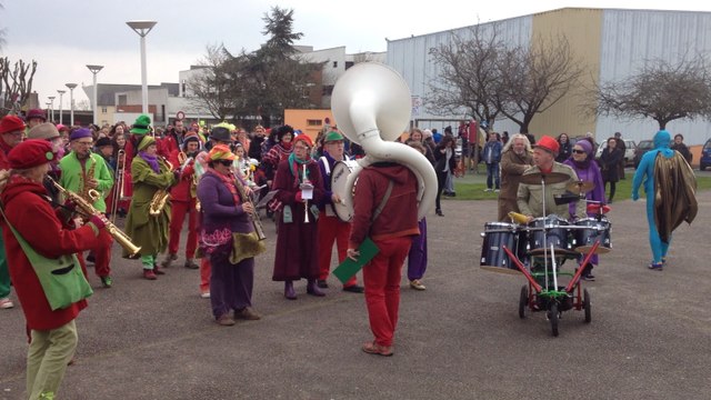 Défilé haut en couleurs au carnaval