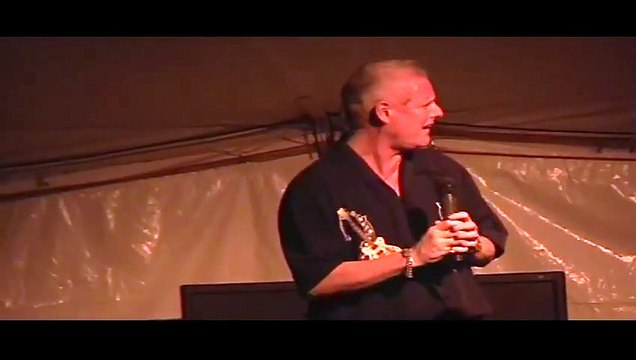 Chris Drummond sings Single Shinning Star at Elvis Week 2006 (video)