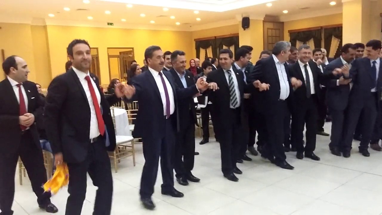 Dernek Gecemizde Mustafa Güler veHilmi Türkmen Beraber Halay