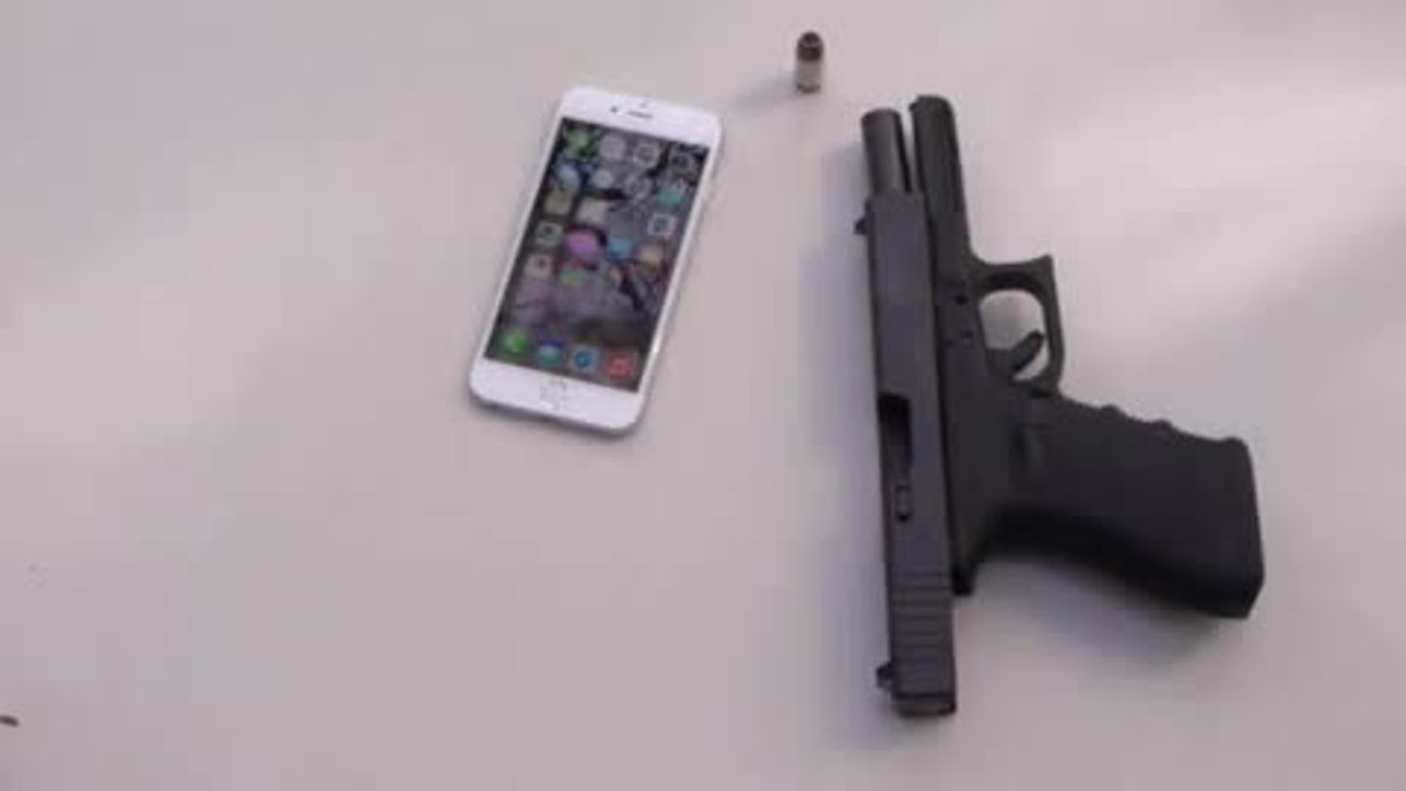 Un abruti détruit un Iphone 6 neuf en tirant une balle dedans