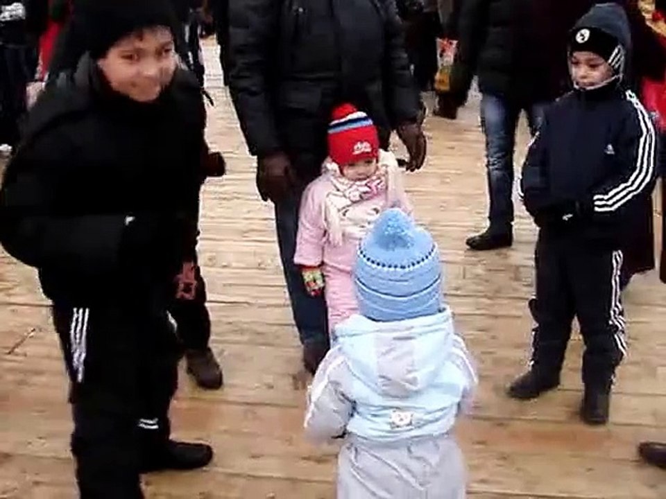 Маленькая кроха.ПЫТАЕТСЯ ТАНЦЕВАТЬ.Праздник в городе