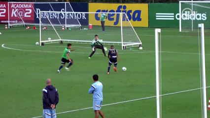 Gabriel Jesus 'mita' e derruba dois com o mesmo drible