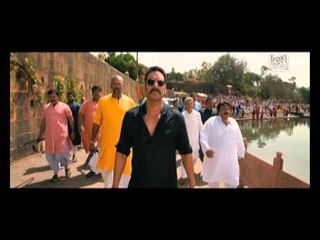 BOL BACHCHAN : Abhishek Bachchan saves a boy from drowning!