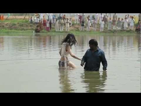 Anushka Comes Out of the Pond: Exclusive Clip - Matru ki Bijlee Ka Mandola