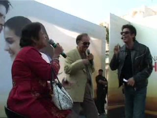 MNIK - Khurshid sings Tu Hi To Jannat Meri to his wife Usha with SRK