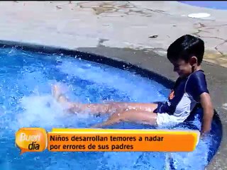 Muchos niños desarrollan temor a nadar por errores de sus padres