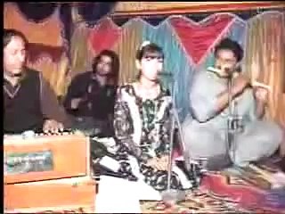 Pakistani talent baby singer fariha singing a song teri meri prem kahani he mushkil,bahot khoobsoorat awaz he