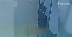 Çin'de Bir Kadın ATM'den Para Çekerken Bıçaklandı