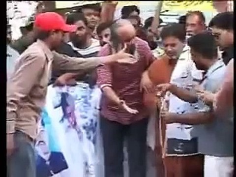 mqm-political-workers-abusing-altaf-hussain