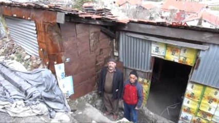 Karabük?te Çatıda Yaşayan İki Arkadaş Yardım Bekliyor
