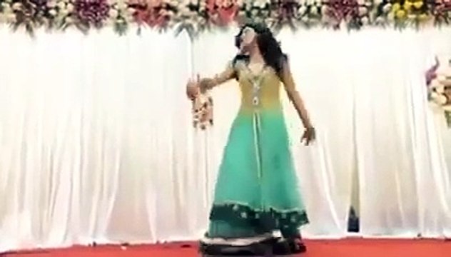 Beautiful Girl Dancing On Desi Look Teri Desi Look Full HD Mujra Hot Hot Hot And Sexy