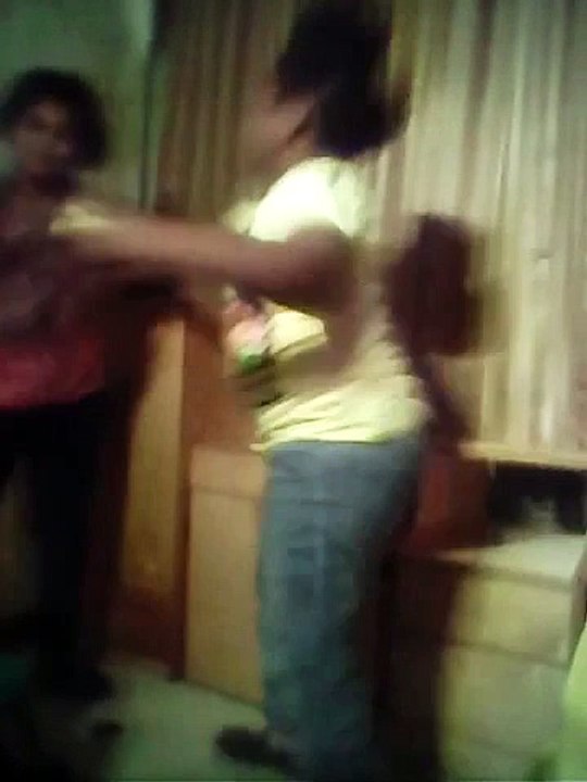 2 little girls fighting lol