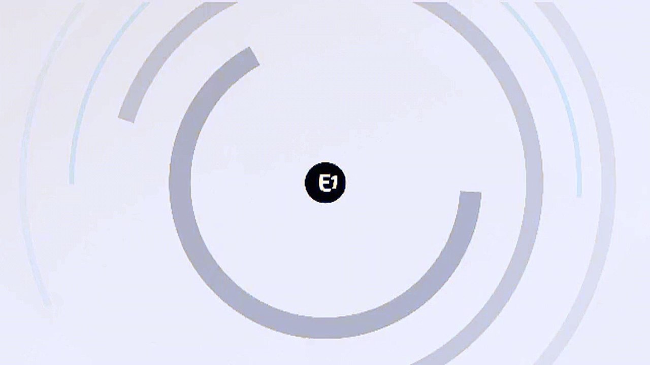 Des surfeurs sur le mascaret de la marée du siècle