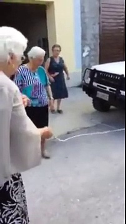 Çocukluğunu Yaşayamayan Teyzeler