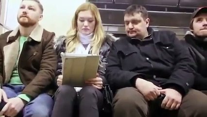 Kadın Telefonuna Bakan Adama Bakın Ne Yaptı