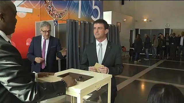 Départementales: Manuel Valls a voté à Evry, dans l'Essonne