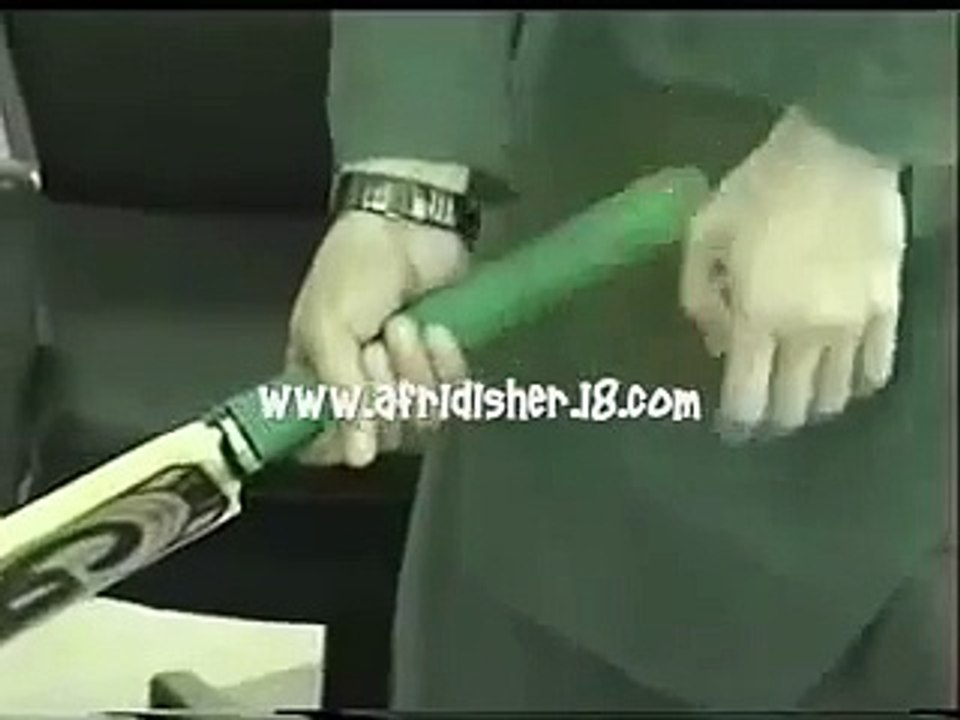 Shahid Afridi giving batting tips