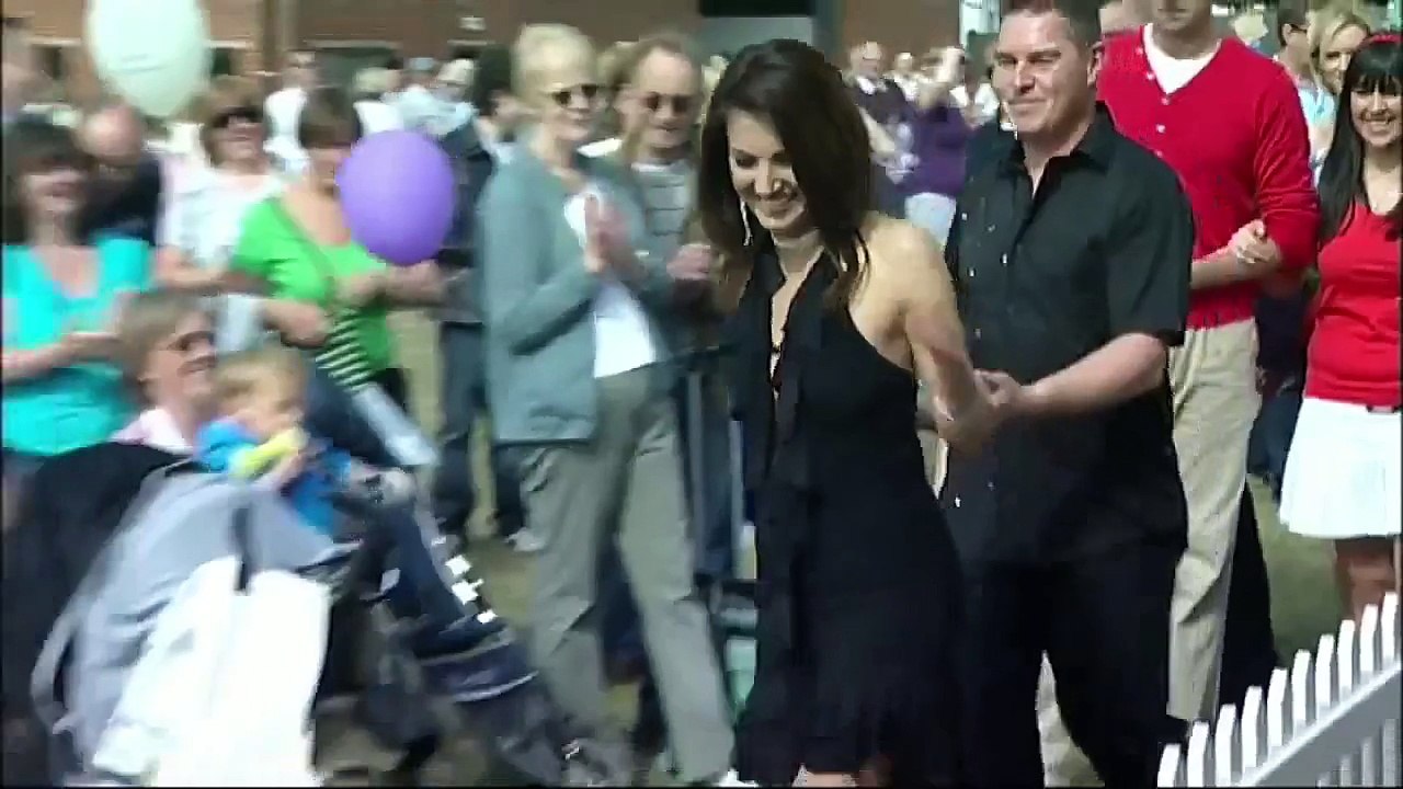 Pakistani AAJ TV Anchor Reham Khan MUJRA Dancing in UK, PTV, AAJ WITH REHAM KHAN.