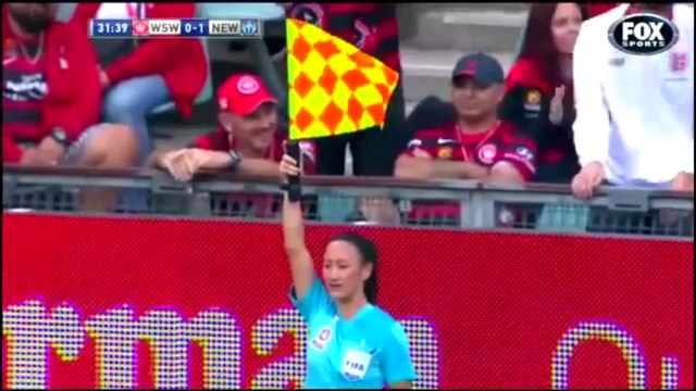 Kadın hakemden şoke eden ofsayt kararı