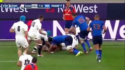 Il brise presque la nuque de son adversaire au rugby