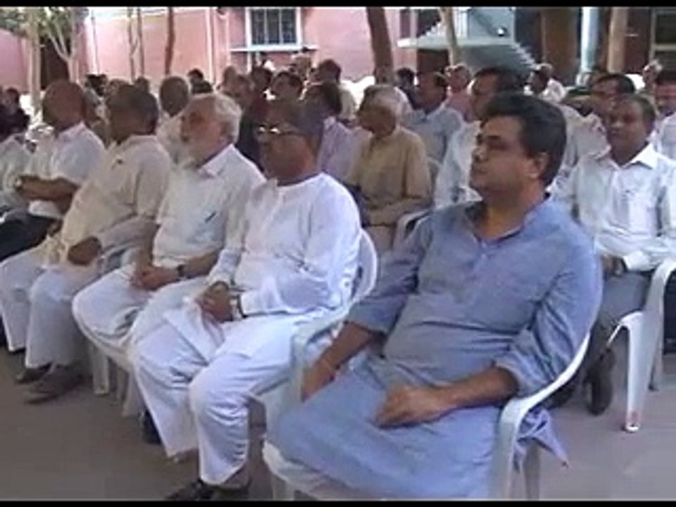 Governor OP Kohli pays tribue to Narayanbhai Desai in Gandhinagar