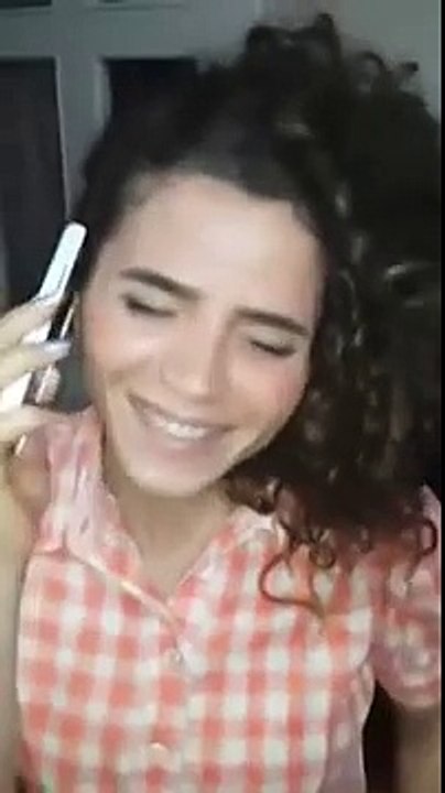 Sevgilisiyle Ayrı, Annesiyle Apayrı Konuşan Kız