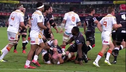 Bismarck du Plessis envoie un coup de pied dans la tête de Michael Leitch