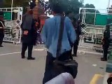 Indian Soldier embarrassed by Pakistan Rangers at latest wagah border flag ceremony