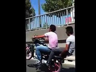 İki kişi giderken motorsiklet önü kaldırmak