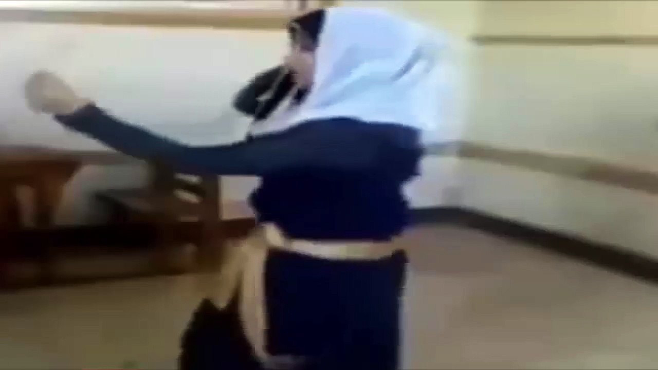 رقص طالبة فى الفصل