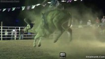 SUPER JARIPEO EXTREMO SAN JUAN DIQUIYU OAXACA MEXICO EN EL PRIMER VIERNES DE LAS FIESTAS TRADICIONALES TOROS SALVAJES MONTADOS POR JINETES VALIENTES