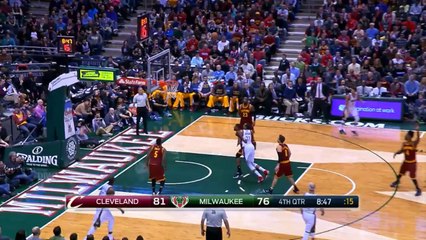 LeBron James balance tranquillement un shoot à 10m