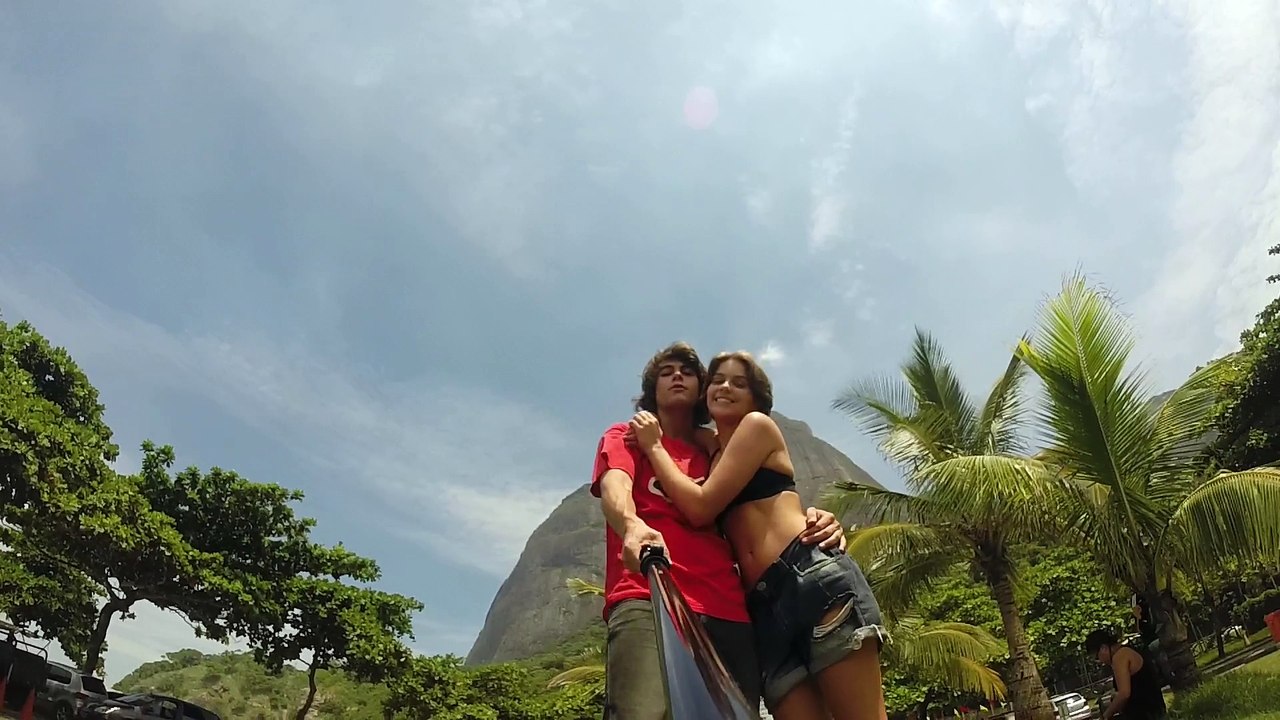 Pedro e Karina com pau de selfie