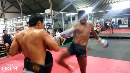 Un boxeur thailandais donne 10 kick à la seconde