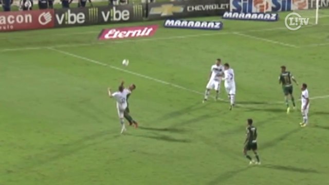 Gabriel Jesus dá chapéu, leva chute e lance acaba em confusão