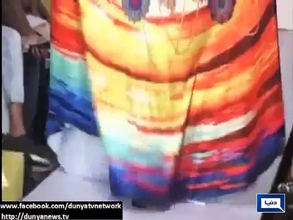 Dunya News - Mumbai- Karishma Kapoor, Neha Dhopia walk on ramp in Indian Fashion Week