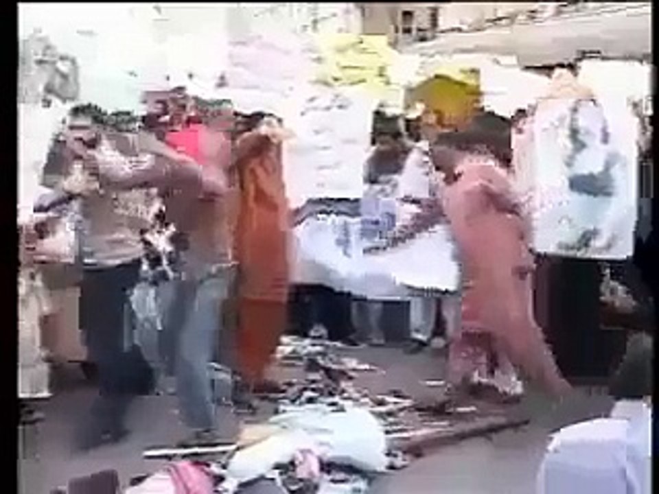 MQM Political workers abuses Altaf hussain