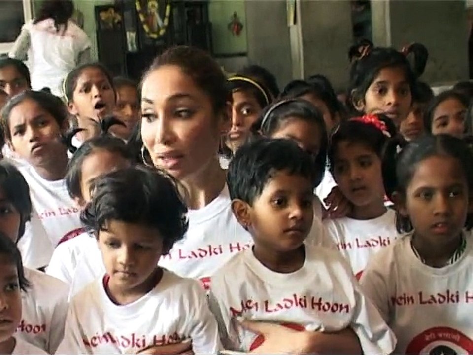 SOFIYA HAYAT WITH KIDS  OUR ALNUM PARMOTION