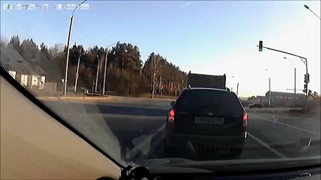 Ce mec est Victime d'un Terrible Accident en Voiture
