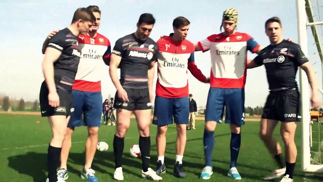 Les footballeurs d'Arsenal contre les rugbymens des Saracens