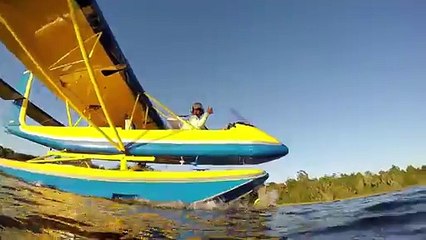 Faire du ski nautique pieds nus tiré par un avion!