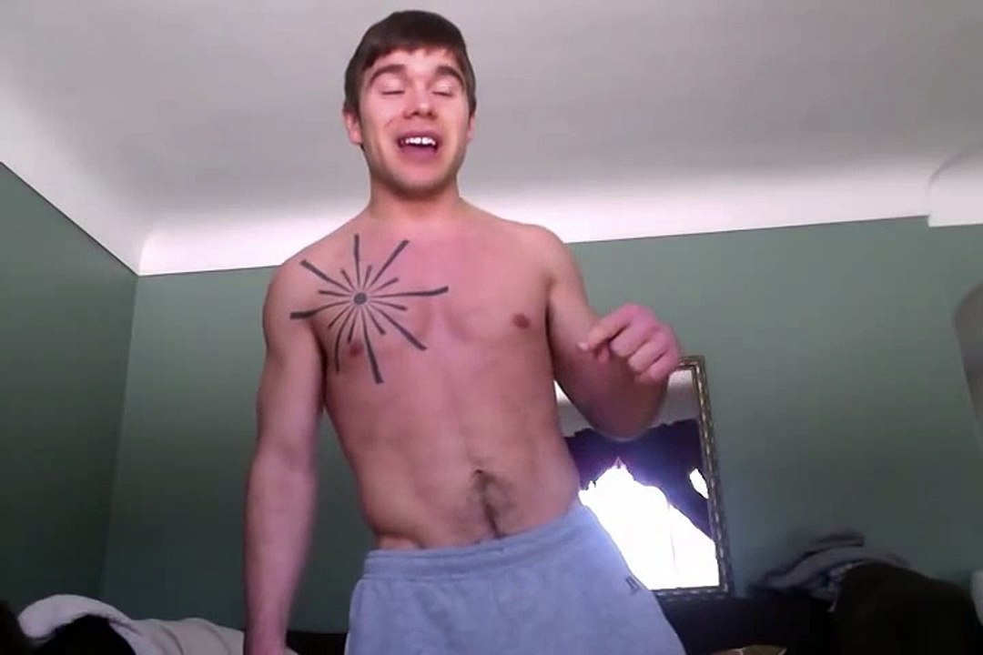 Ce débile nous montre sa méthode de musculation : bien ridicule