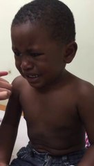 Un enfant se retient de pleurer au moment de la piqûre! Un homme, un vrai!