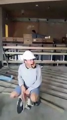 Imiter une moto avec une scie circulaire