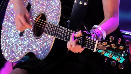 Taylor Swift : Des boots de cowboy aux « crop tops »