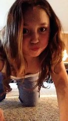 Une fille fait de la gym dans le salon et son frère fait le con avec le chien!