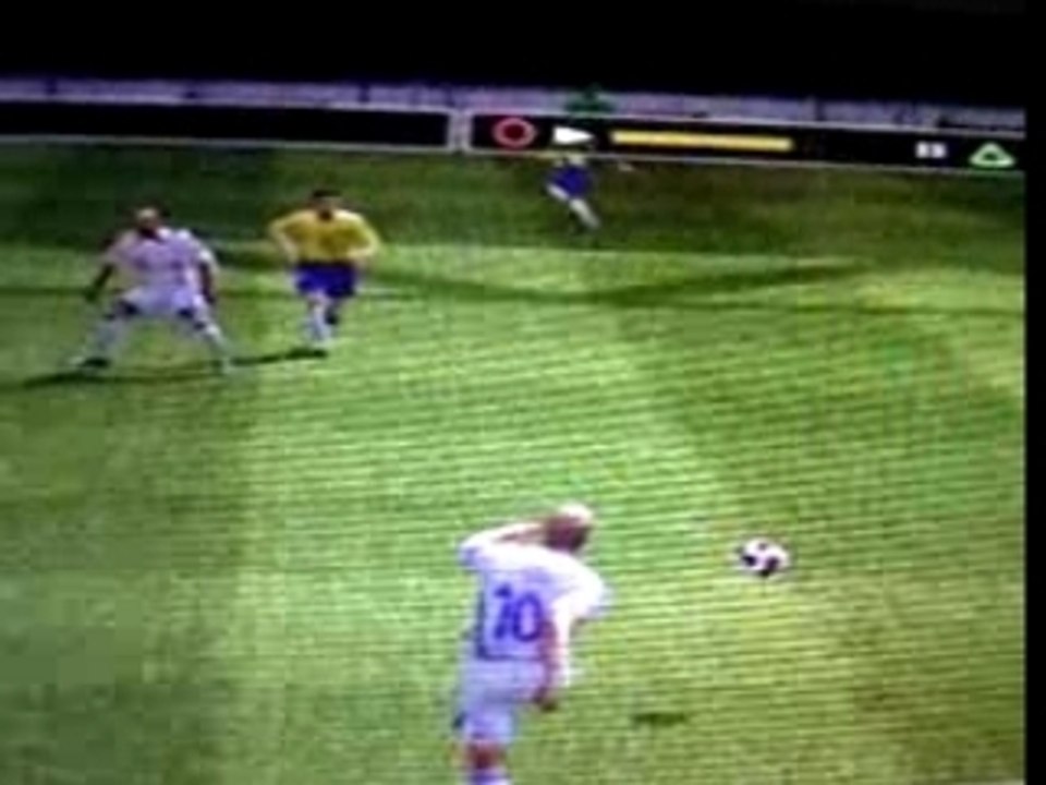 PES6: But de Zidane du milieu de terrain