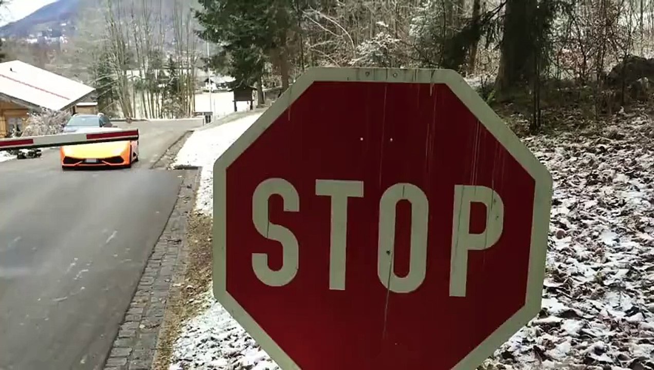 Pourquoi acheter une lamborghini ? Très pratique pour ne pas payer le parking !