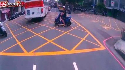 Motosikletliye kamyonet böyle çarptı